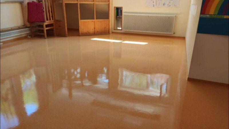 Frisch beschichteter Hartboden in einem Kindergarten mit spiegelnder Oberfläche