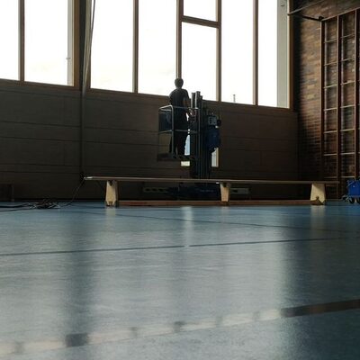 Reinigung der Fensterfront einer Turnhalle von einer Hubarbeitsbühne aus