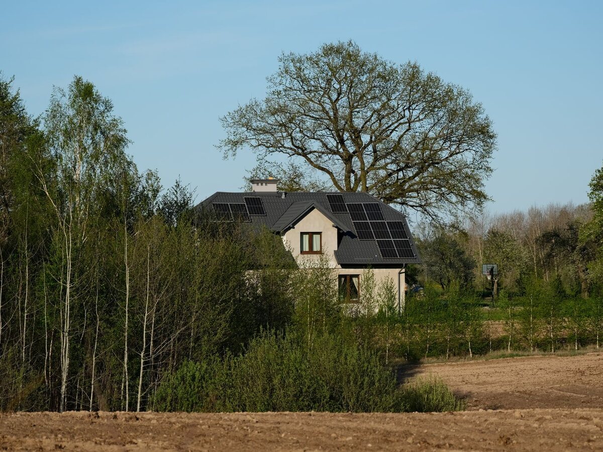 PV-Anlage auf einem Haus in grüner, ländlicher Umgebung